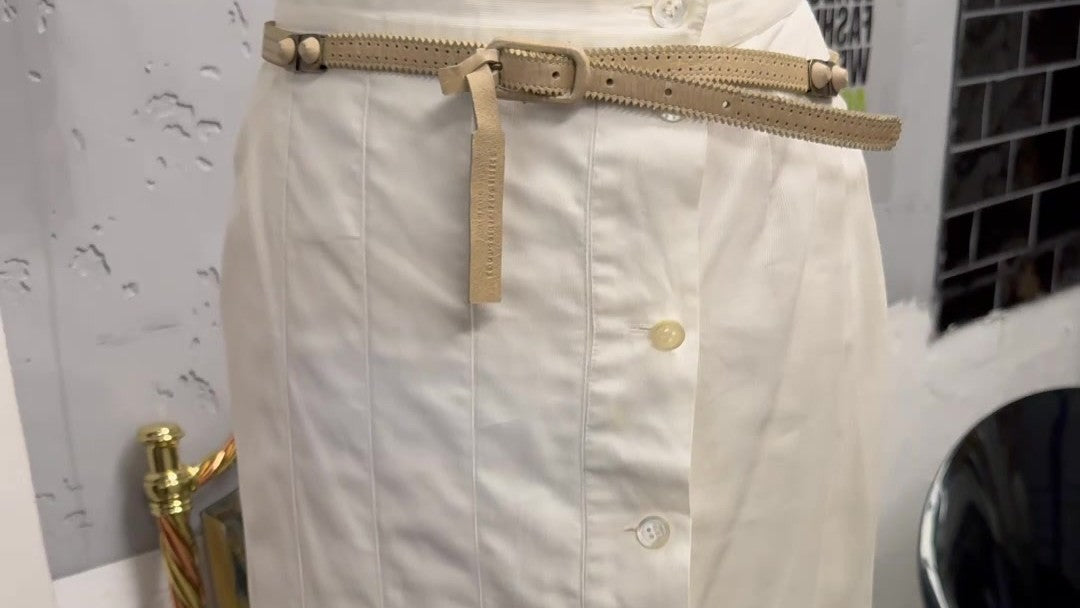 Pleated vintage skirt with a slim leather belt on a dress form at Berlin Vintage Corner