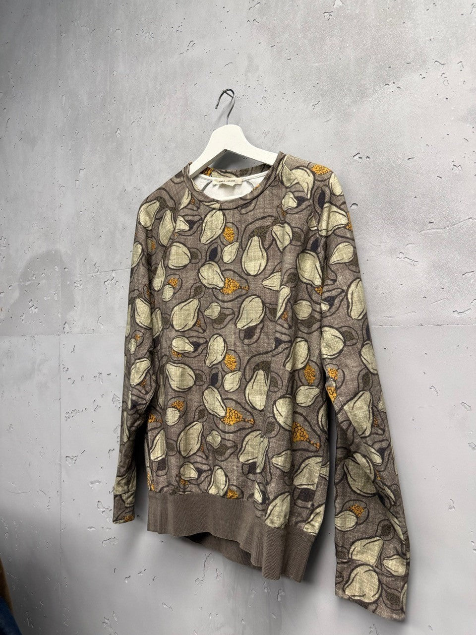 BERLIN VINTAGE CORNER brown, beige, and yellow abstract print crewneck sweatshirt with ribbed cuffs and hem.