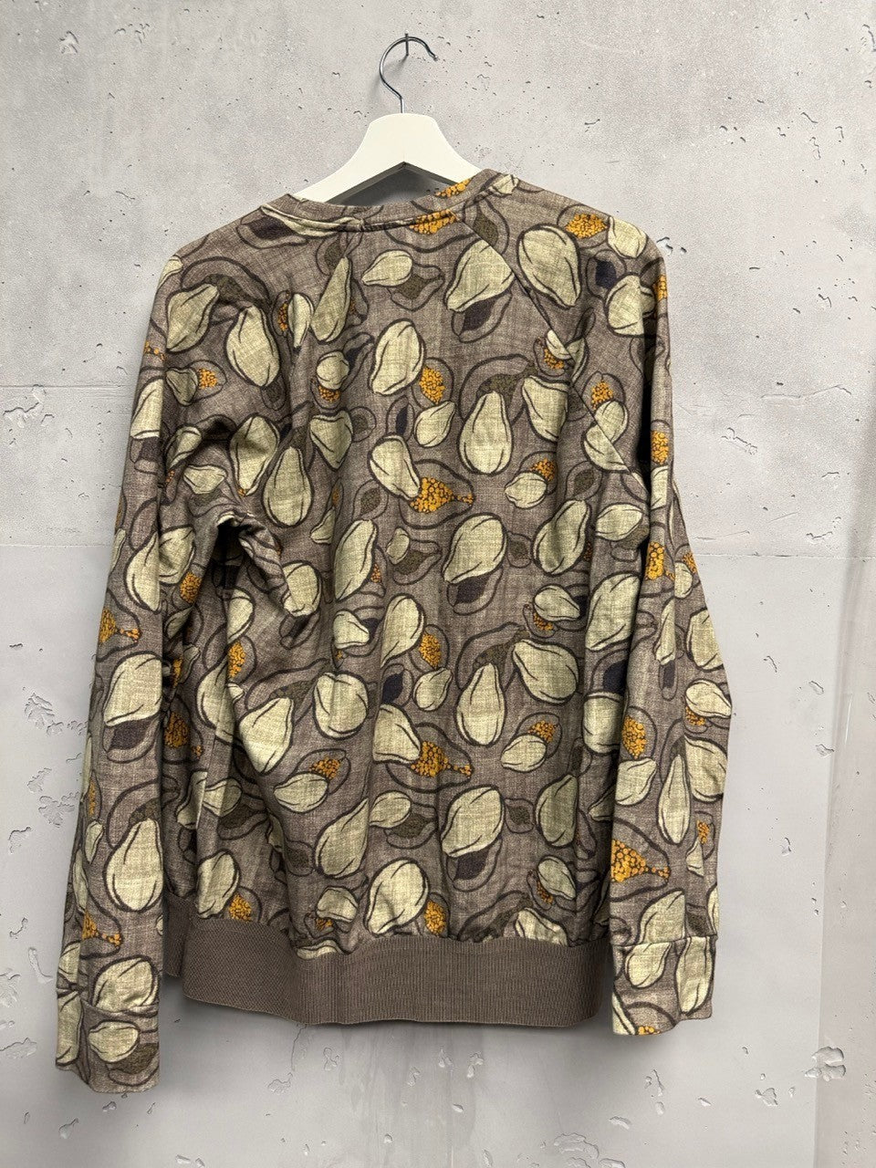 BERLIN VINTAGE CORNER brown, beige, and yellow abstract print crewneck sweatshirt with ribbed cuffs and hem.