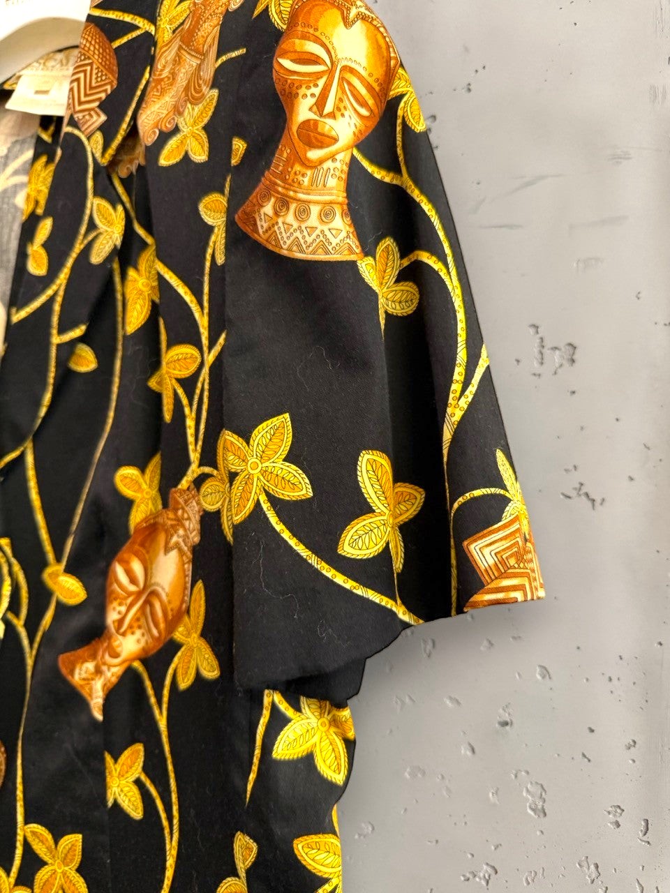 BERLIN VINTAGE CORNER black short sleeve blazer with gold African mask and floral print. Notched lapel.