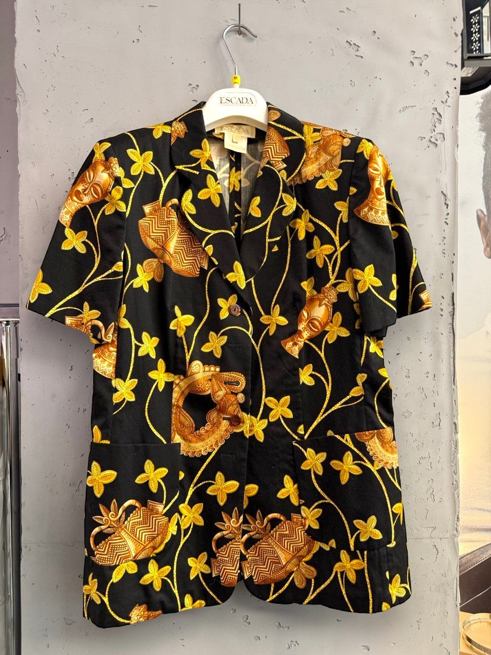 BERLIN VINTAGE CORNER black short sleeve blazer with gold and ochre African mask print, notched lapel.