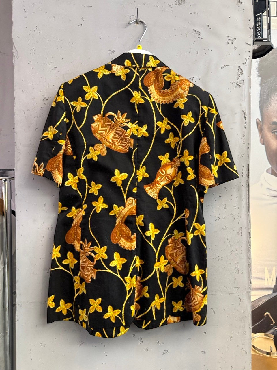 BERLIN VINTAGE CORNER black short sleeve blazer with gold and ochre African mask print and notched lapel.
