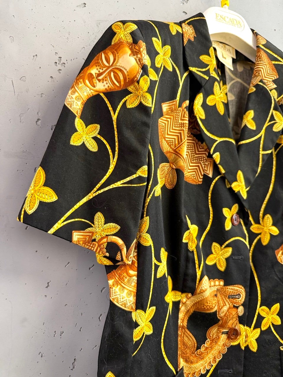 BERLIN VINTAGE CORNER black short sleeve blazer with gold and ochre African mask print and notched lapel.