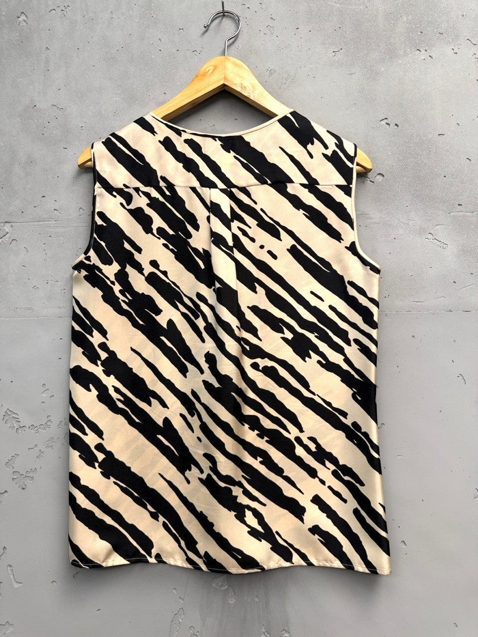 BERLIN VINTAGE CORNER sleeveless black and beige animal print silk blend blouse with pintuck detailing.