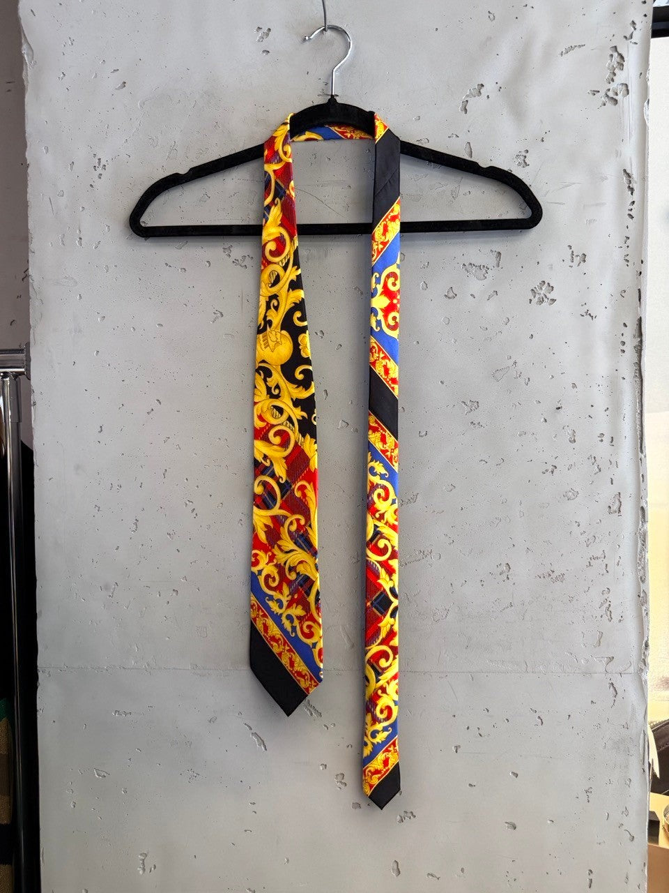 BERLIN VINTAGE CORNER skinny tie with baroque pattern in gold, red, blue, and black silk.