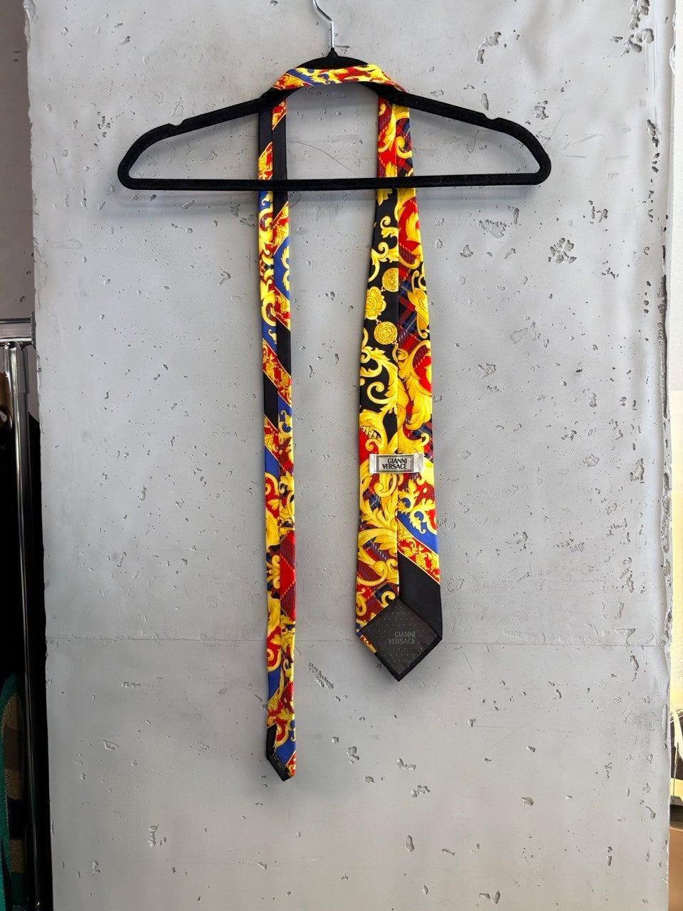 BERLIN VINTAGE CORNER skinny tie with gold, red, blue, and black baroque pattern. Silk.