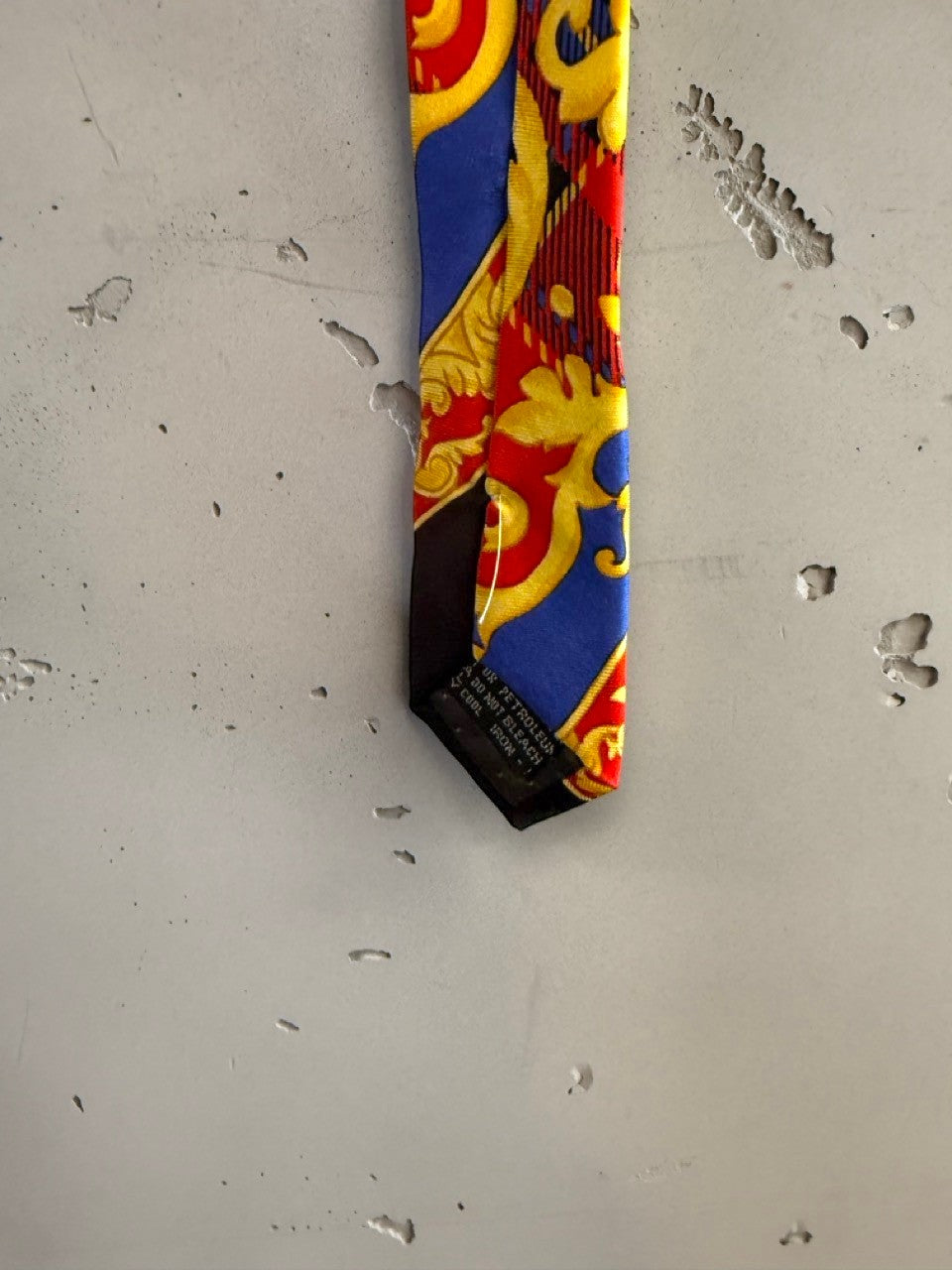 BERLIN VINTAGE CORNER skinny tie with baroque pattern in gold, red, and blue on black silk.