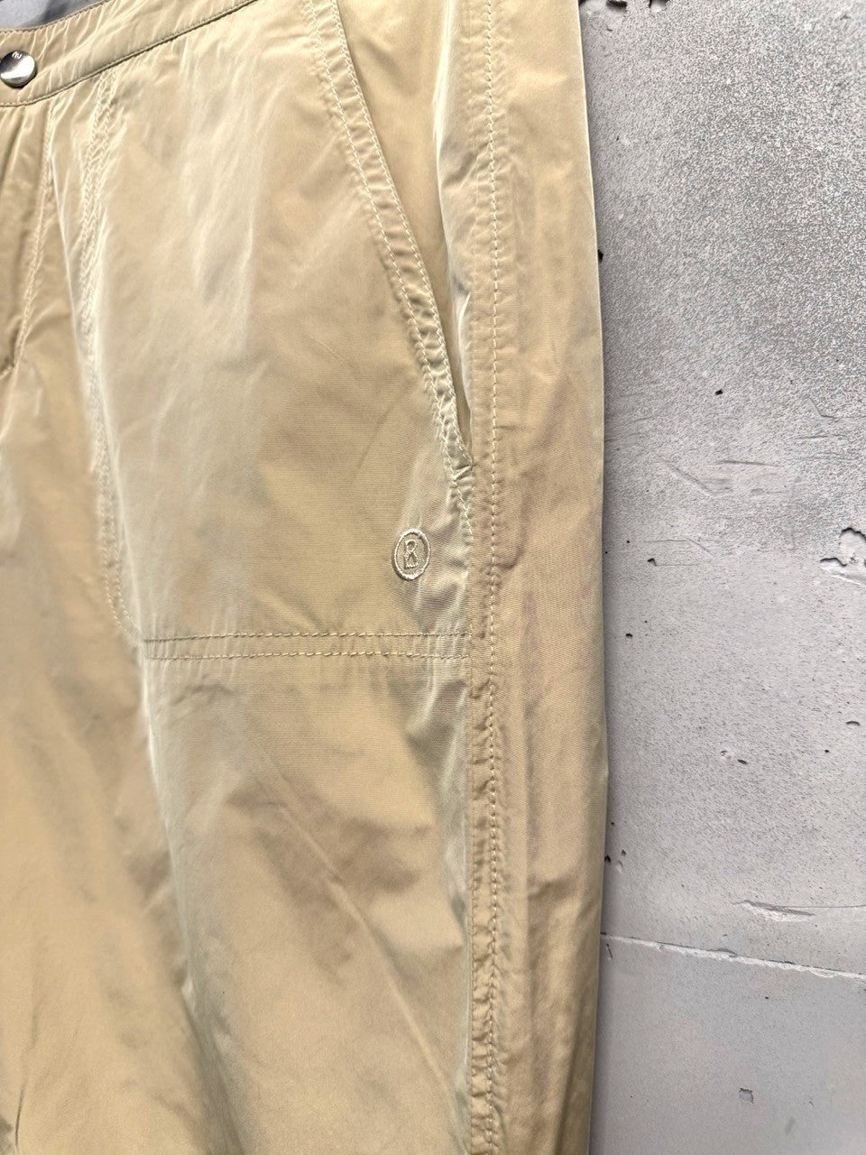 BERLIN VINTAGE CORNER beige lightweight casual trousers with front pockets and subtle branding.