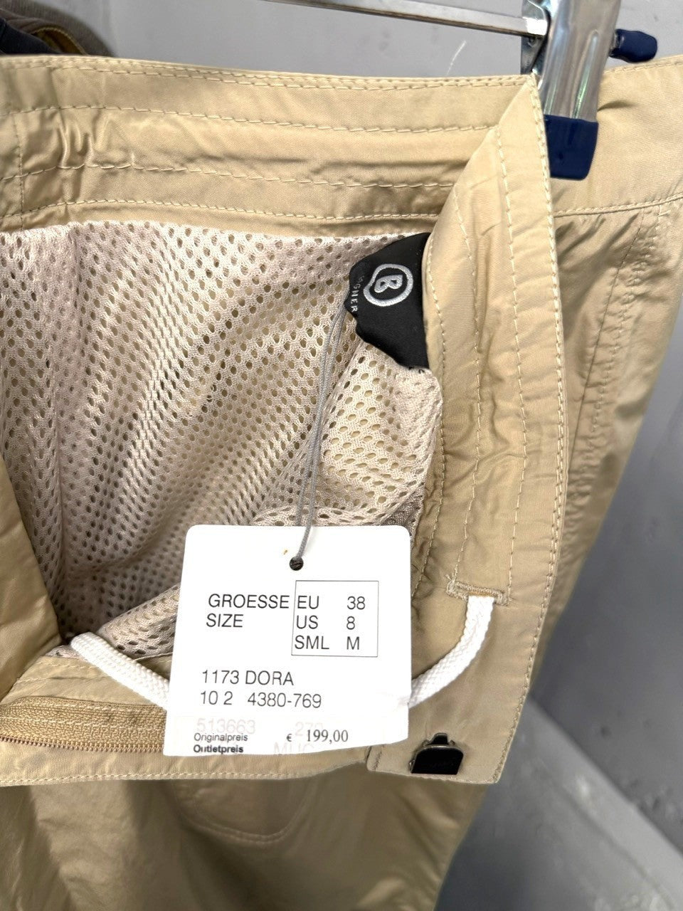 BERLIN VINTAGE CORNER beige lightweight casual trousers with mesh lining and adjustable ankle zips.