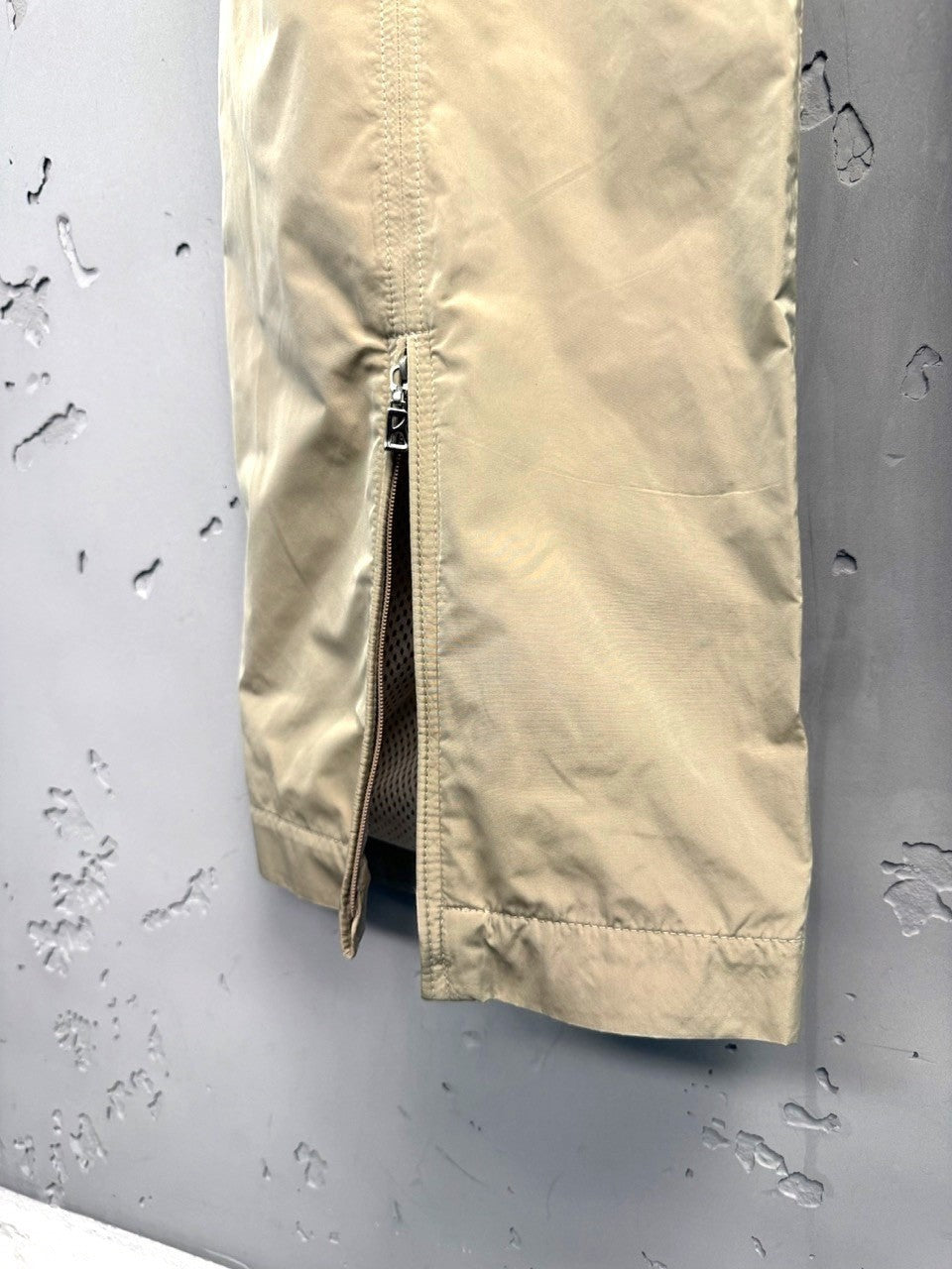 BERLIN VINTAGE CORNER beige lightweight casual trousers with ankle zip detail