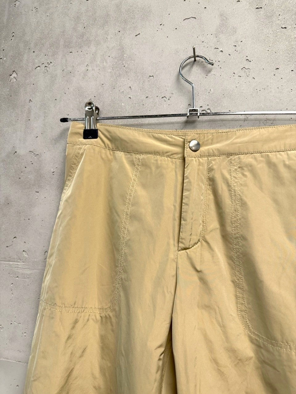 BERLIN VINTAGE CORNER beige lightweight casual trousers with front pockets and zip ankle closures.