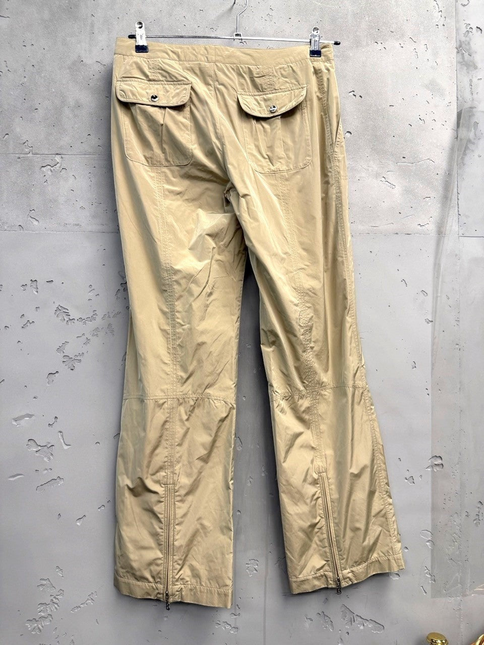 BERLIN VINTAGE CORNER beige lightweight casual trousers with zip ankles and button-flap back pockets.