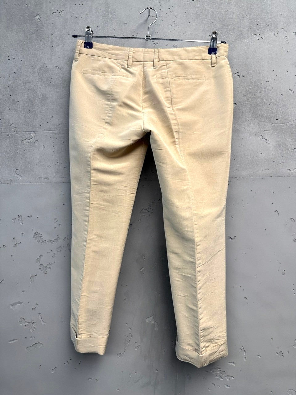 BERLIN VINTAGE CORNER beige corduroy cropped trousers with cuffed hem and pocket detailing.