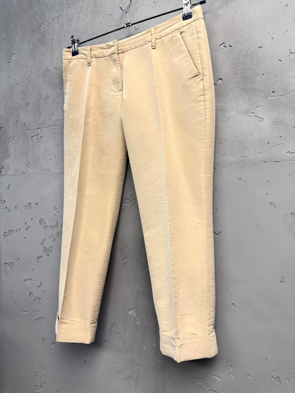 BERLIN VINTAGE CORNER beige corduroy cropped trousers with cuffed hem and classic pocket detailing.