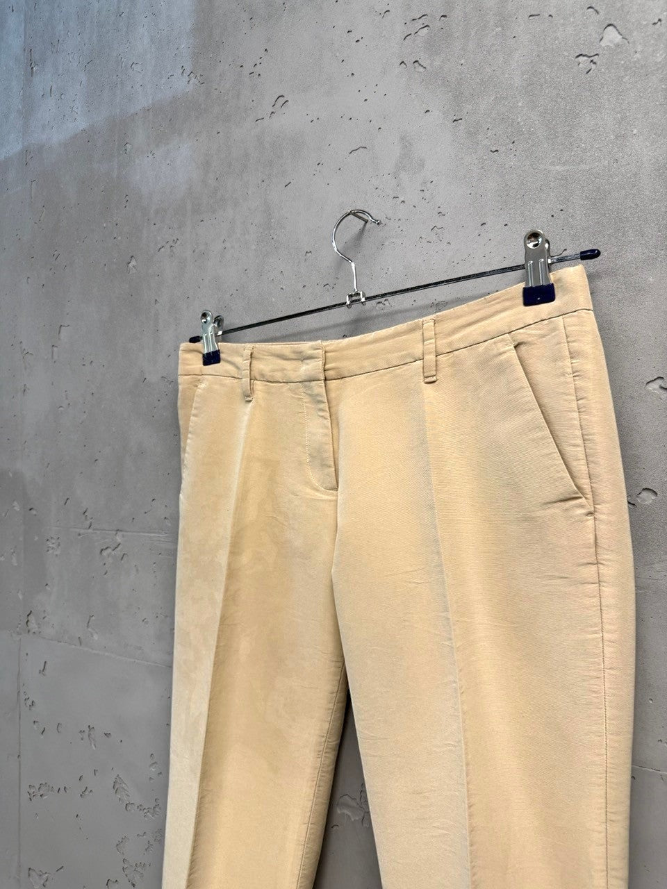 BERLIN VINTAGE CORNER beige corduroy cropped trousers with cuffed hem and pocket detailing.