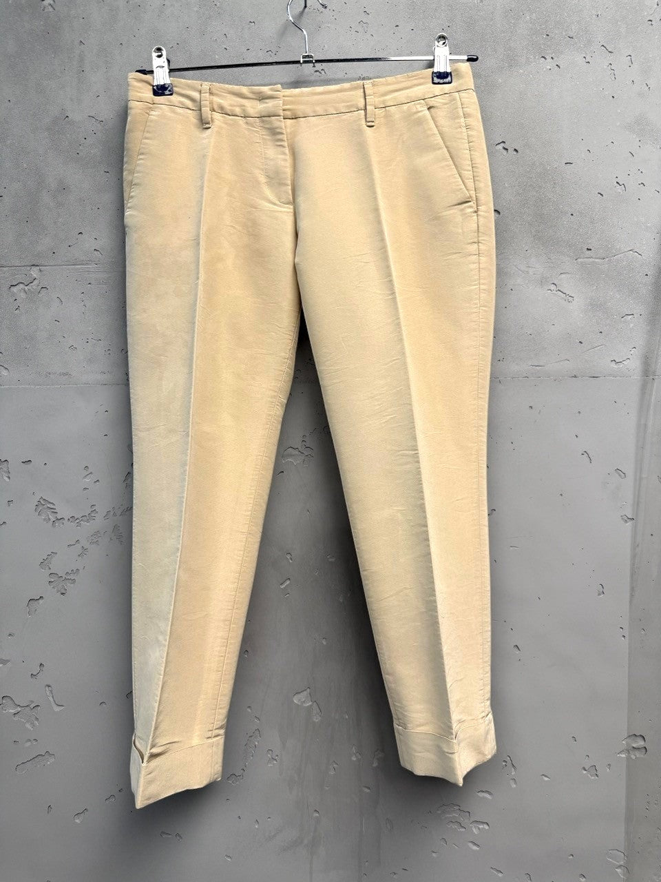 BERLIN VINTAGE CORNER beige corduroy cropped trousers with cuffed hem and classic pocket detailing.