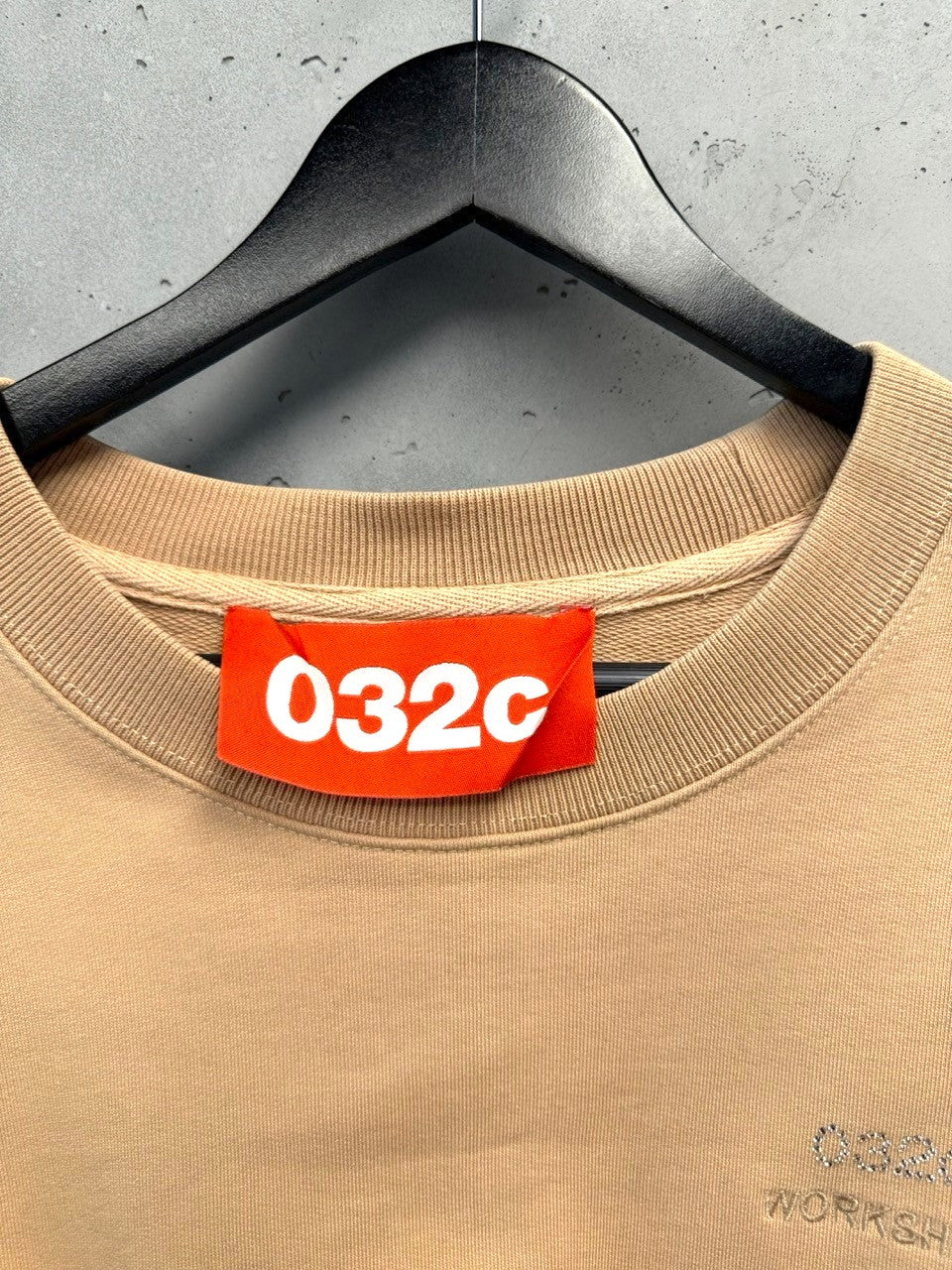 BERLIN VINTAGE CORNER beige cotton crewneck sweatshirt with embroidered logo detail and red "032c" tag.