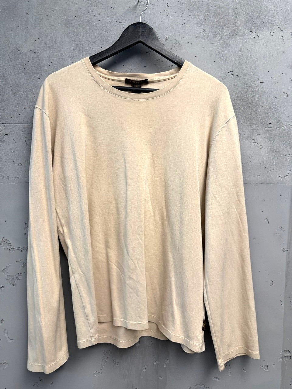 BERLIN VINTAGE CORNER beige cotton long sleeve t-shirt with crew neck and subtle side vents.
