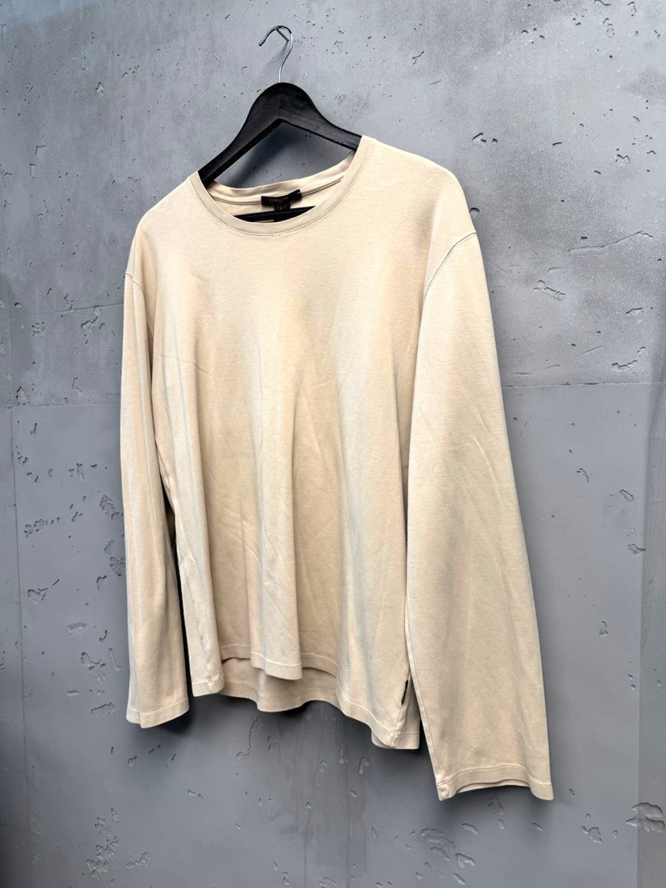 BERLIN VINTAGE CORNER beige cotton long sleeve t-shirt with crew neck and subtle side vents.