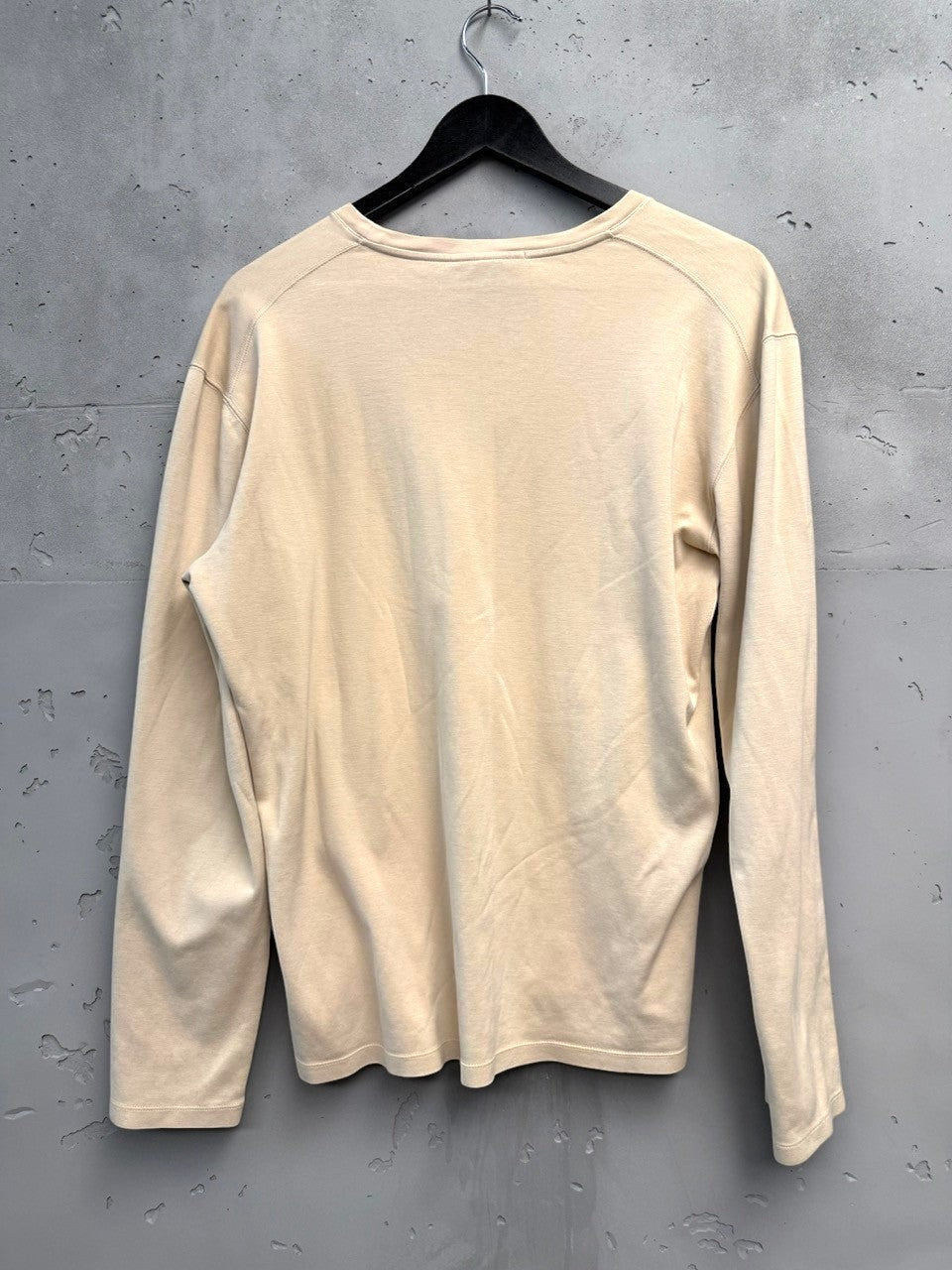 BERLIN VINTAGE CORNER beige cotton long sleeve t-shirt with crew neck and subtle side vents.
