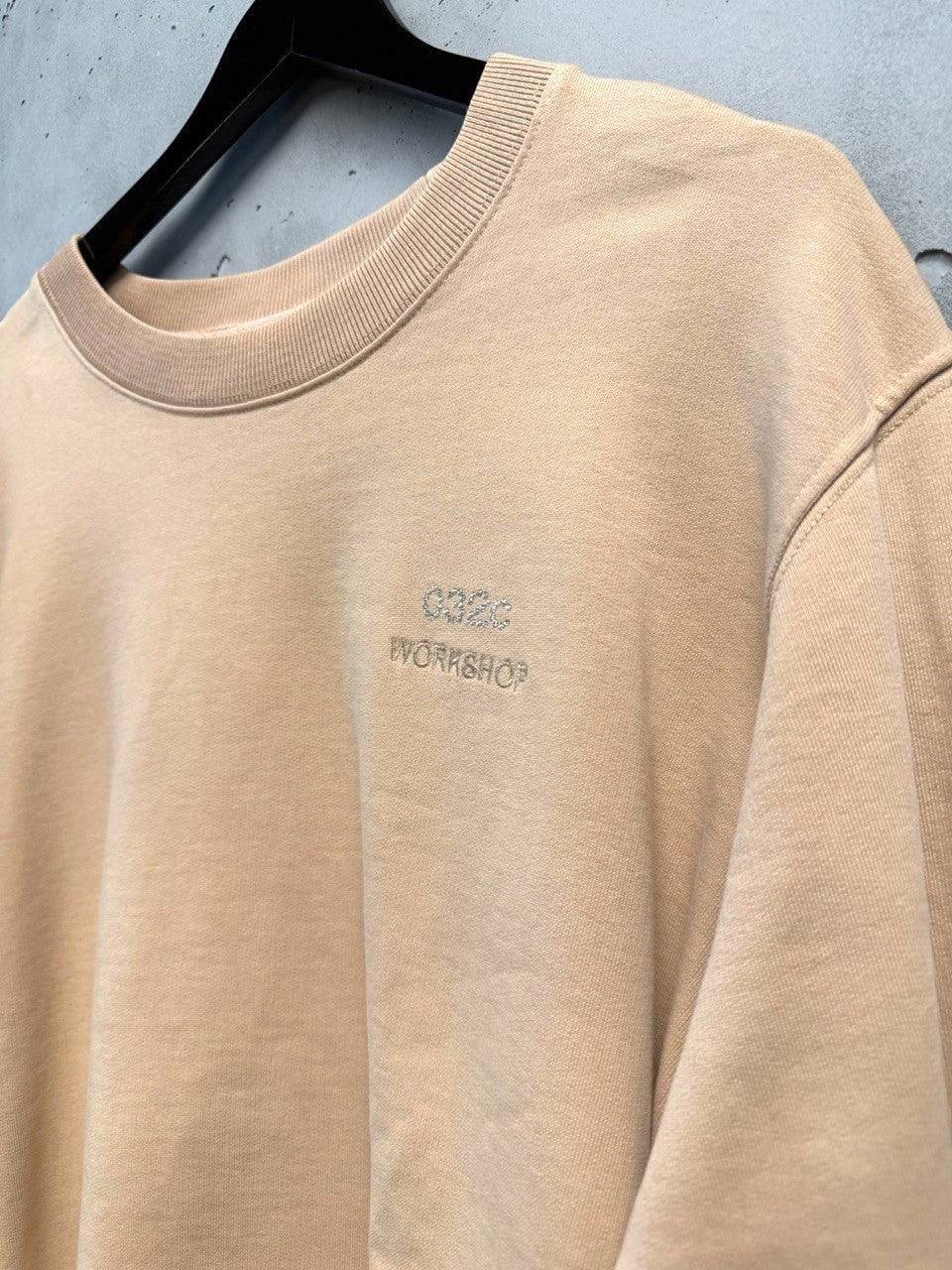 BERLIN VINTAGE CORNER beige cotton crewneck sweatshirt with embroidered logo on chest.