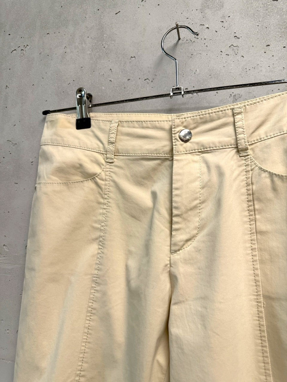 BERLIN VINTAGE CORNER beige cotton blend cropped trousers with five-pocket design and seam detailing.