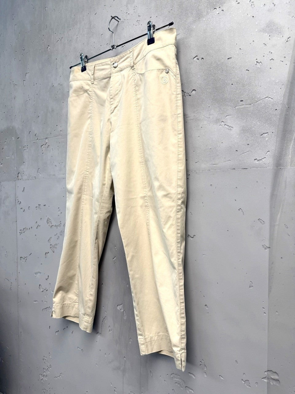 BERLIN VINTAGE CORNER beige cotton blend cropped trousers with five-pocket design and split hem.