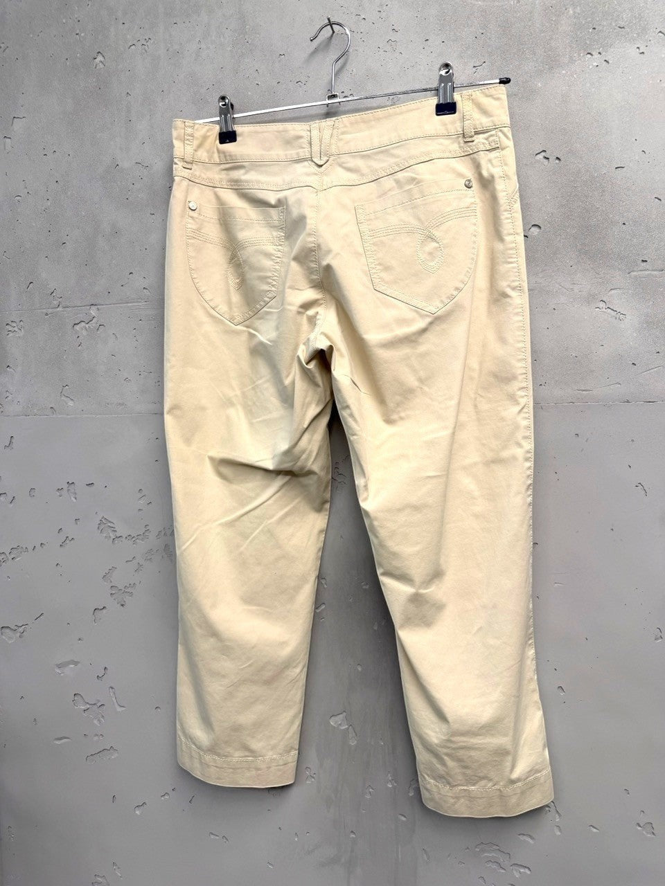 BERLIN VINTAGE CORNER women's beige cotton blend cropped trousers with five-pocket design and split hem.