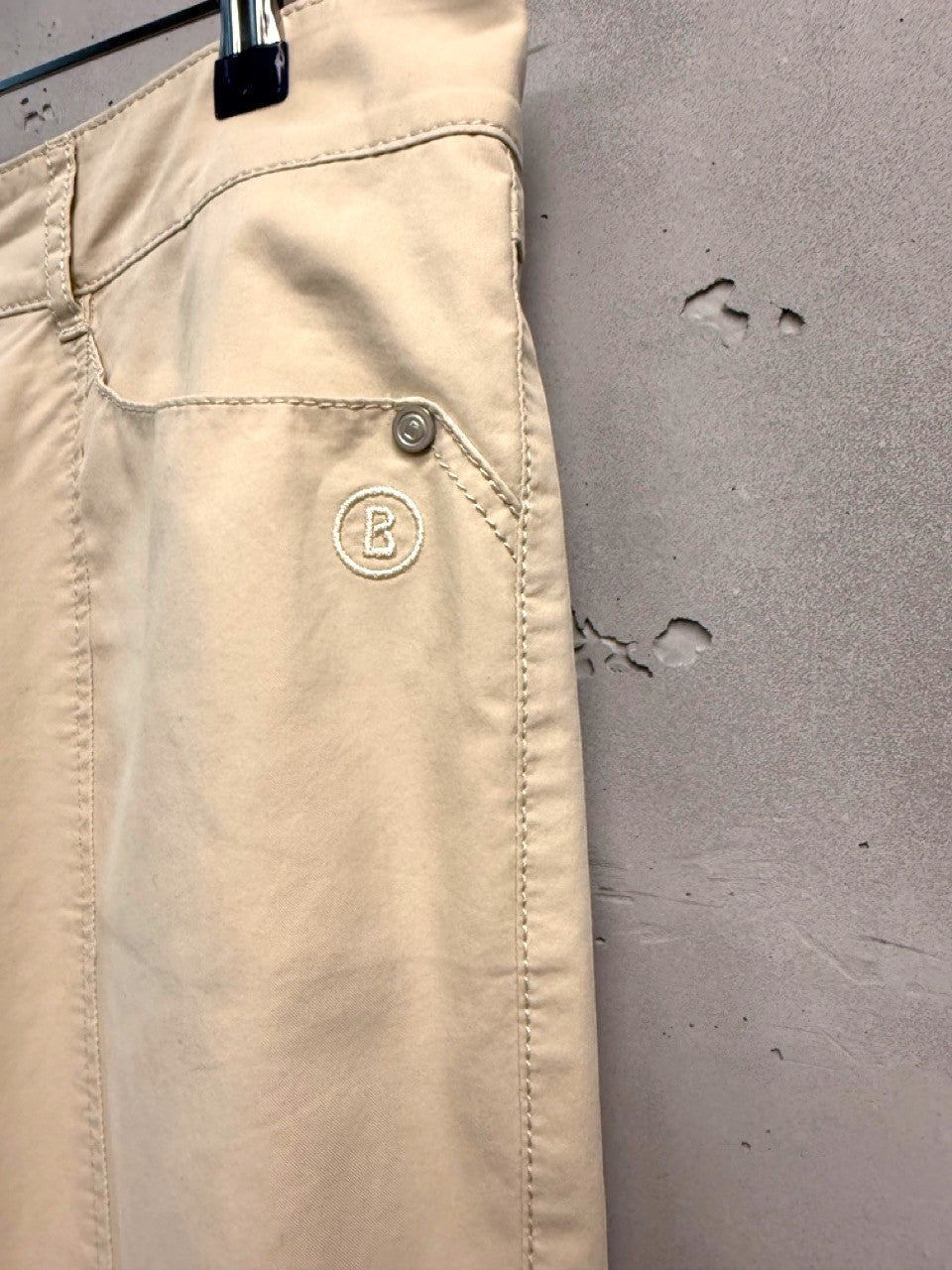BERLIN VINTAGE CORNER women's beige cotton blend cropped trousers with five-pocket design and split hem.