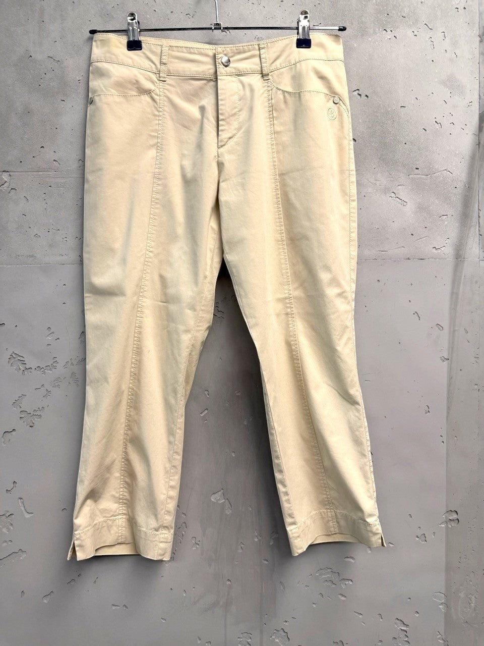 BERLIN VINTAGE CORNER beige cotton blend cropped trousers with five-pocket design and split hem.
