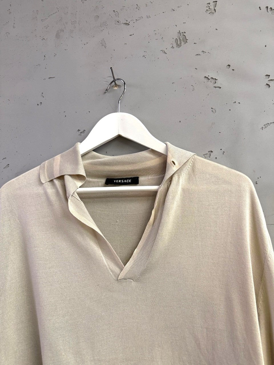 BERLIN VINTAGE CORNER beige knit collared long sleeve shirt with deep V-neck and ribbed cuffs.