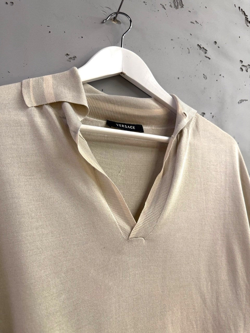 BERLIN VINTAGE CORNER beige knit long sleeve collared shirt with deep V-neck and ribbed cuffs.