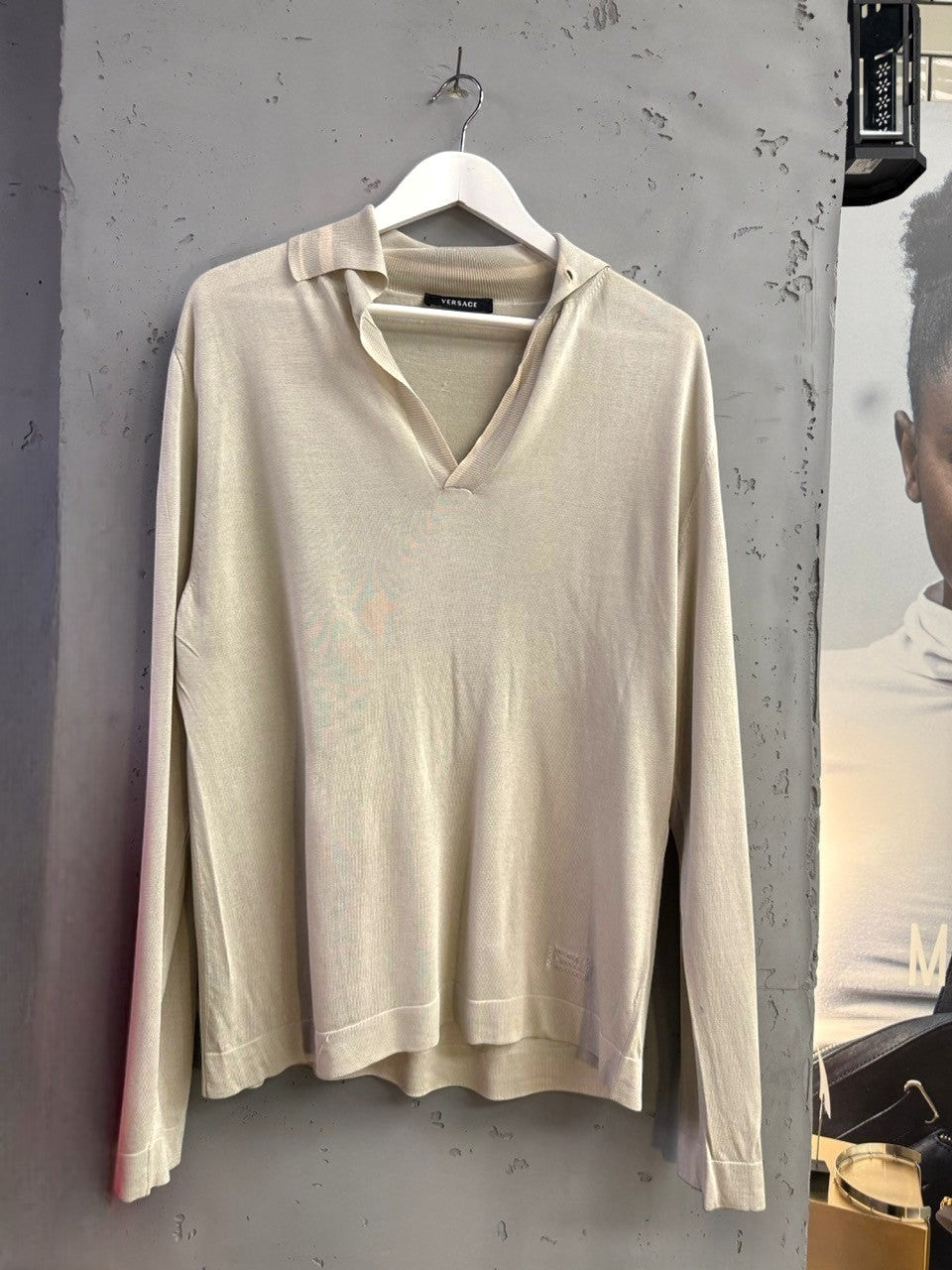 BERLIN VINTAGE CORNER beige knit long sleeve collared shirt with deep V-neck and ribbed cuffs.