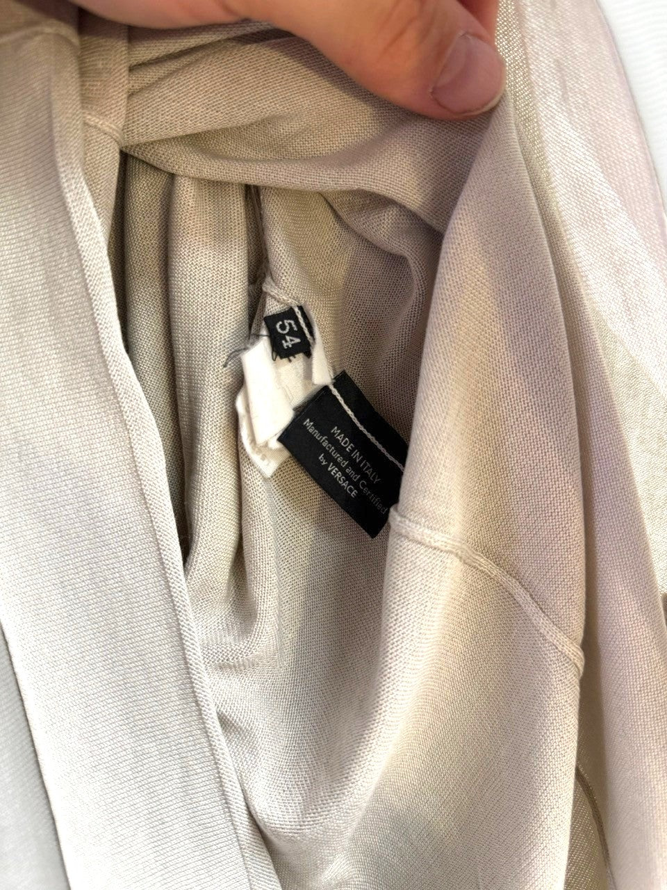 BERLIN VINTAGE CORNER beige knit collared long sleeve shirt with V-neck and ribbed cuffs.