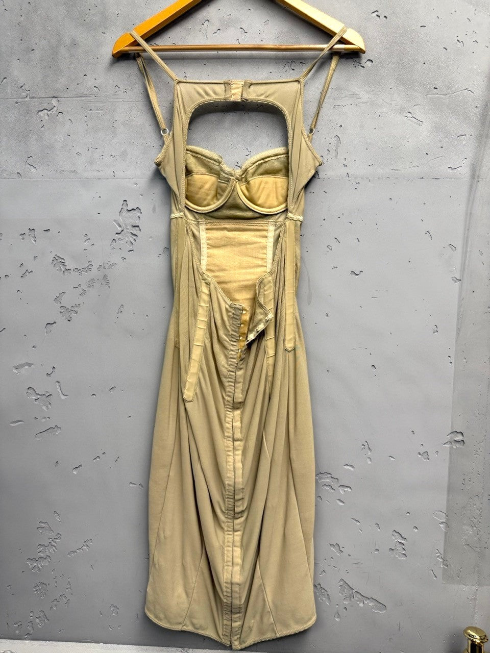 BERLIN VINTAGE CORNER beige satin-like slip dress with lace bust and cut-out detail. Adjustable straps.