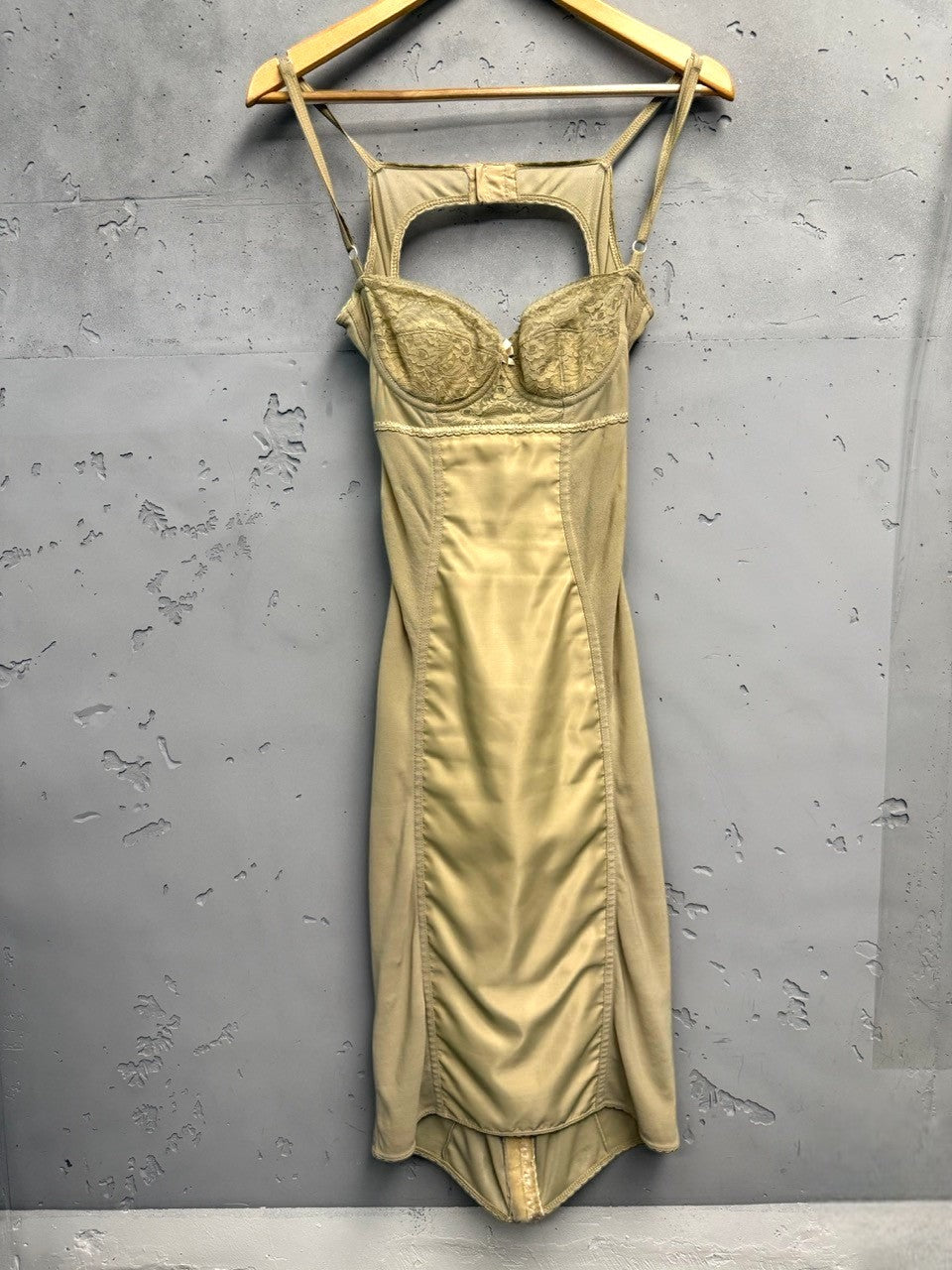 BERLIN VINTAGE CORNER beige satin-like corset dress with lace bust and cut-out detail.