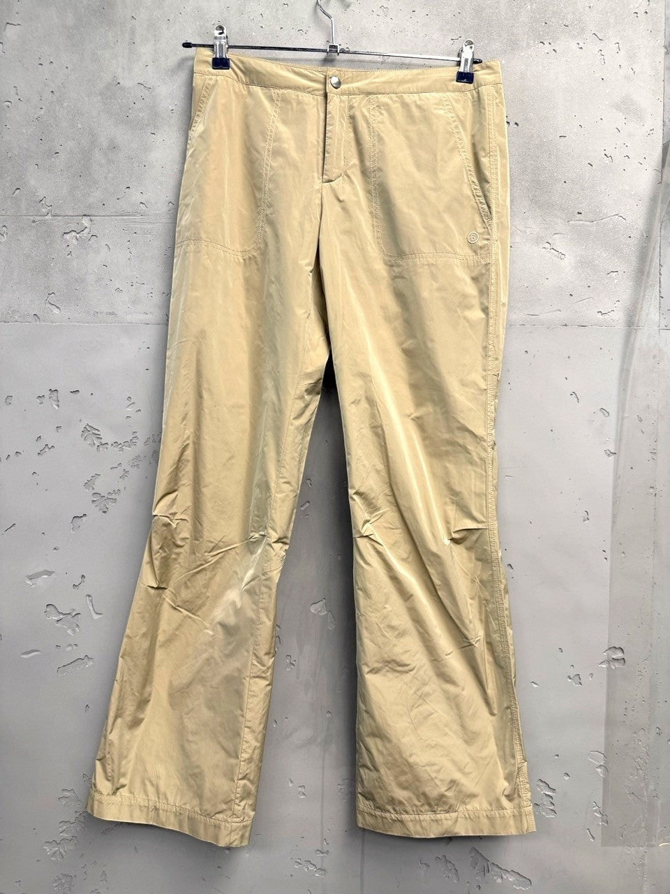 BERLIN VINTAGE CORNER beige lightweight casual trousers with front pockets and zip ankle closures.