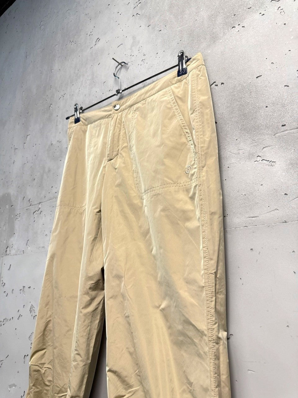 BERLIN VINTAGE CORNER beige lightweight casual trousers with zip ankle closures and classic pockets.