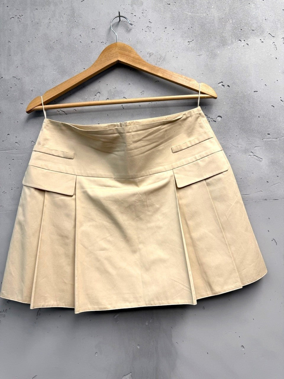BERLIN VINTAGE CORNER beige cotton blend pleated mini skirt with pocket detail