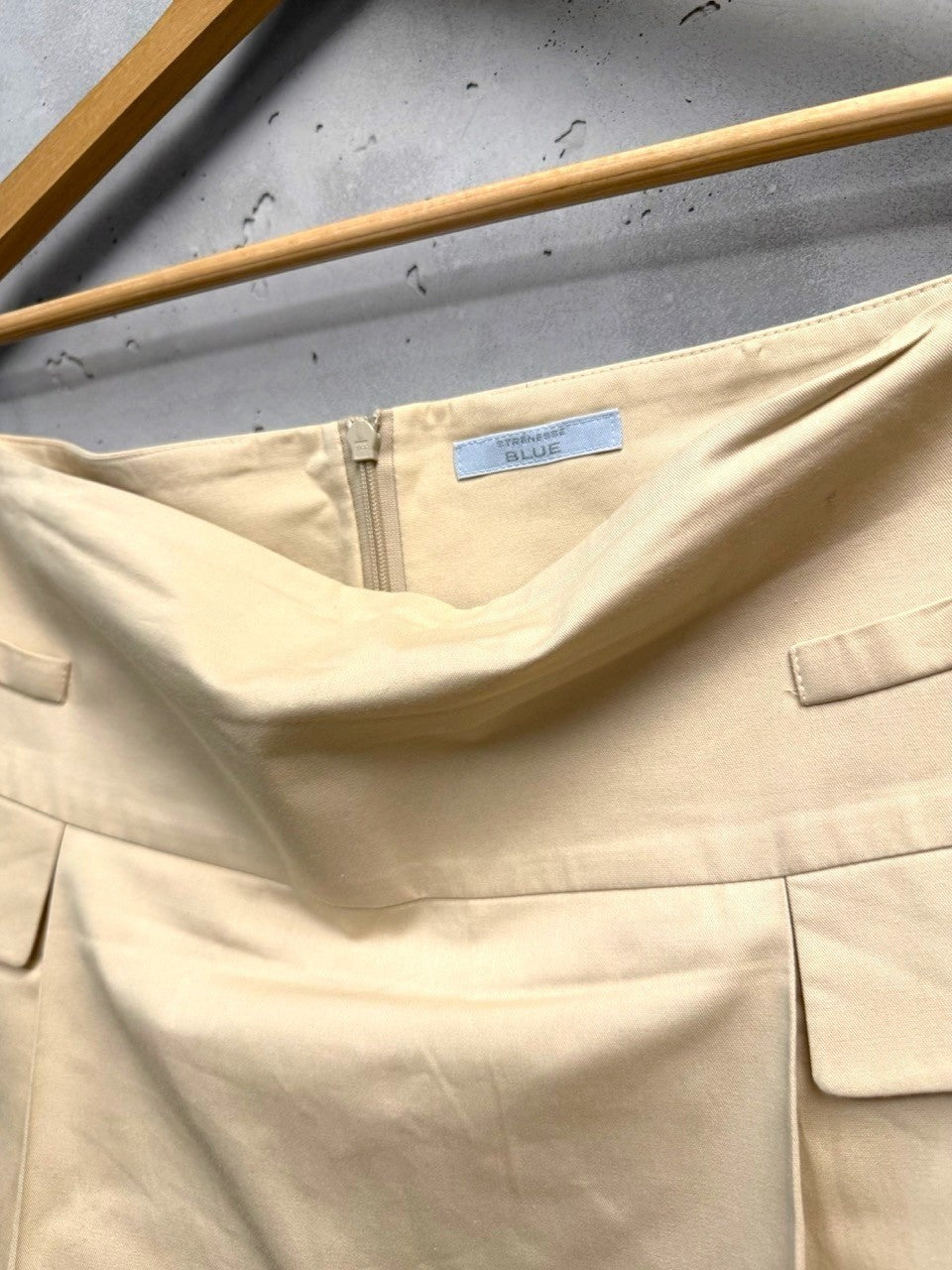 BERLIN VINTAGE CORNER beige cotton blend pleated mini skirt with pocket detail and zip closure.