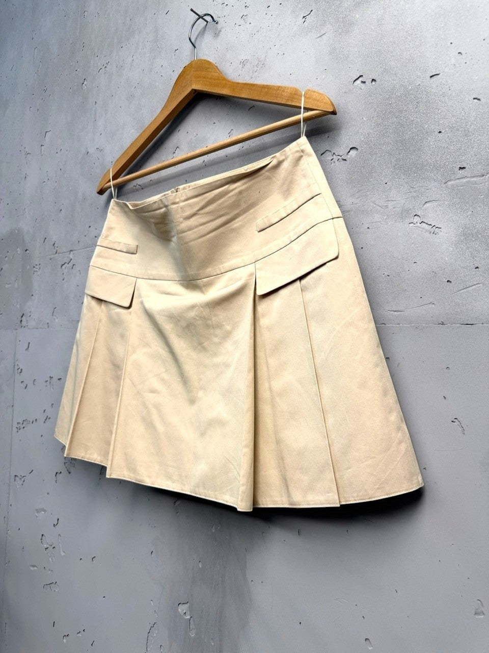 BERLIN VINTAGE CORNER beige A-line mini skirt with pleats and pocket detail, cotton blend