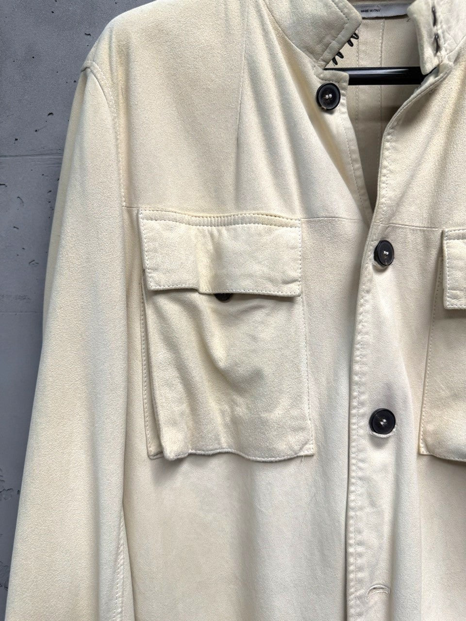 BERLIN VINTAGE CORNER beige suede safari jacket with band collar, two chest pockets, and button-down front.