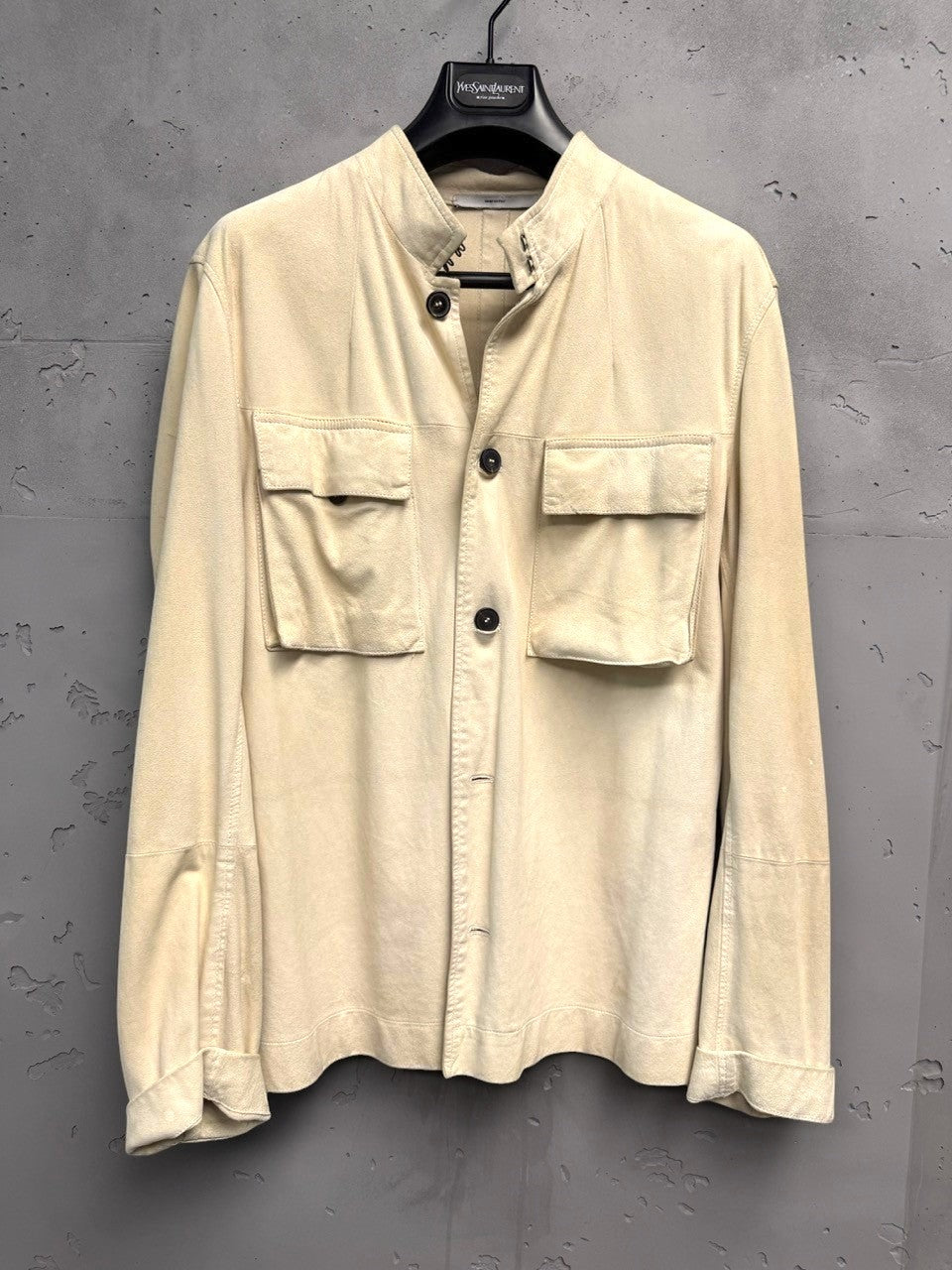 BERLIN VINTAGE CORNER beige suede safari jacket with band collar and two chest pockets.