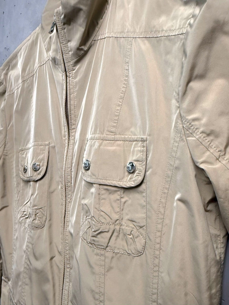 BERLIN VINTAGE CORNER beige lightweight utility jacket with multiple button-closure cargo pockets and zip front.