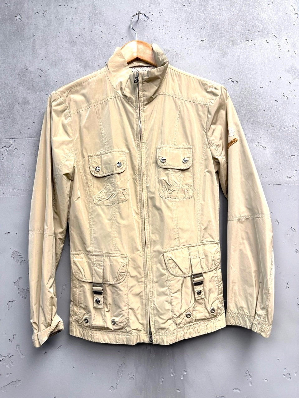 BERLIN VINTAGE CORNER beige lightweight utility jacket with multiple cargo pockets, stand-up collar, and zip closure.
