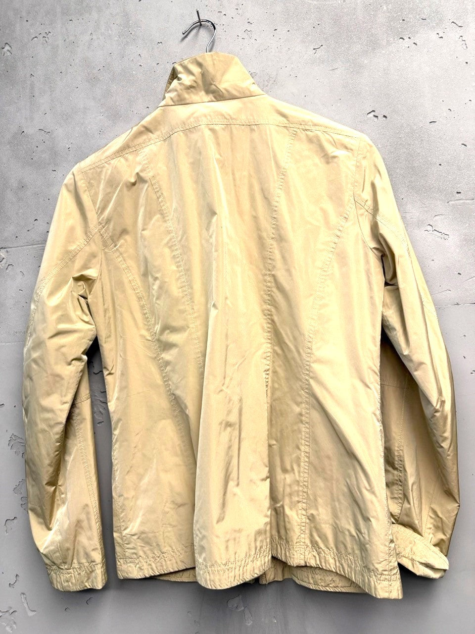 BERLIN VINTAGE CORNER beige lightweight utility jacket with stand-up collar and multiple pockets.