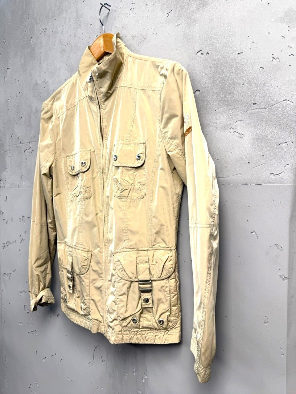 BERLIN VINTAGE CORNER beige lightweight utility jacket with multiple cargo pockets, stand-up collar, and zip closure.