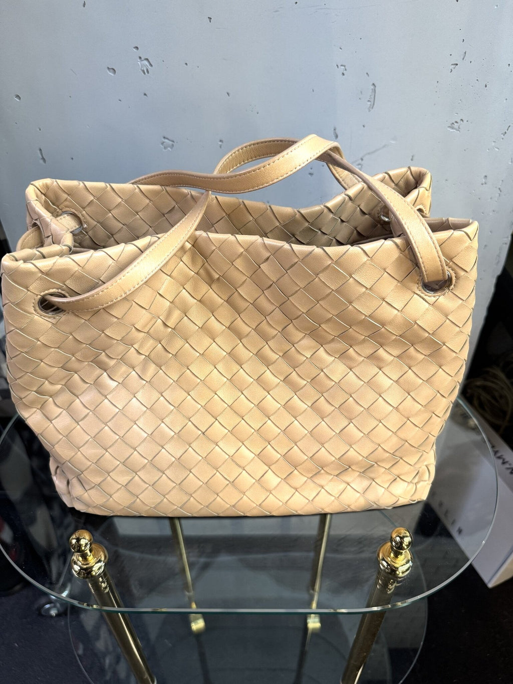 BERLIN VINTAGE CORNER beige woven leather shoulder handbag with iconic intrecciato weave and comfortable straps