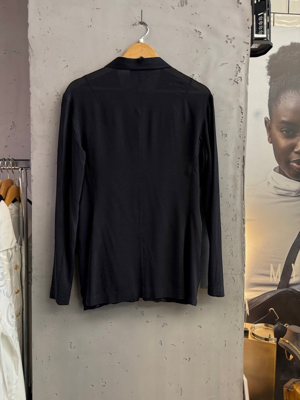BERLIN VINTAGE CORNER black long sleeve blazer with notched lapel and single-button closure.