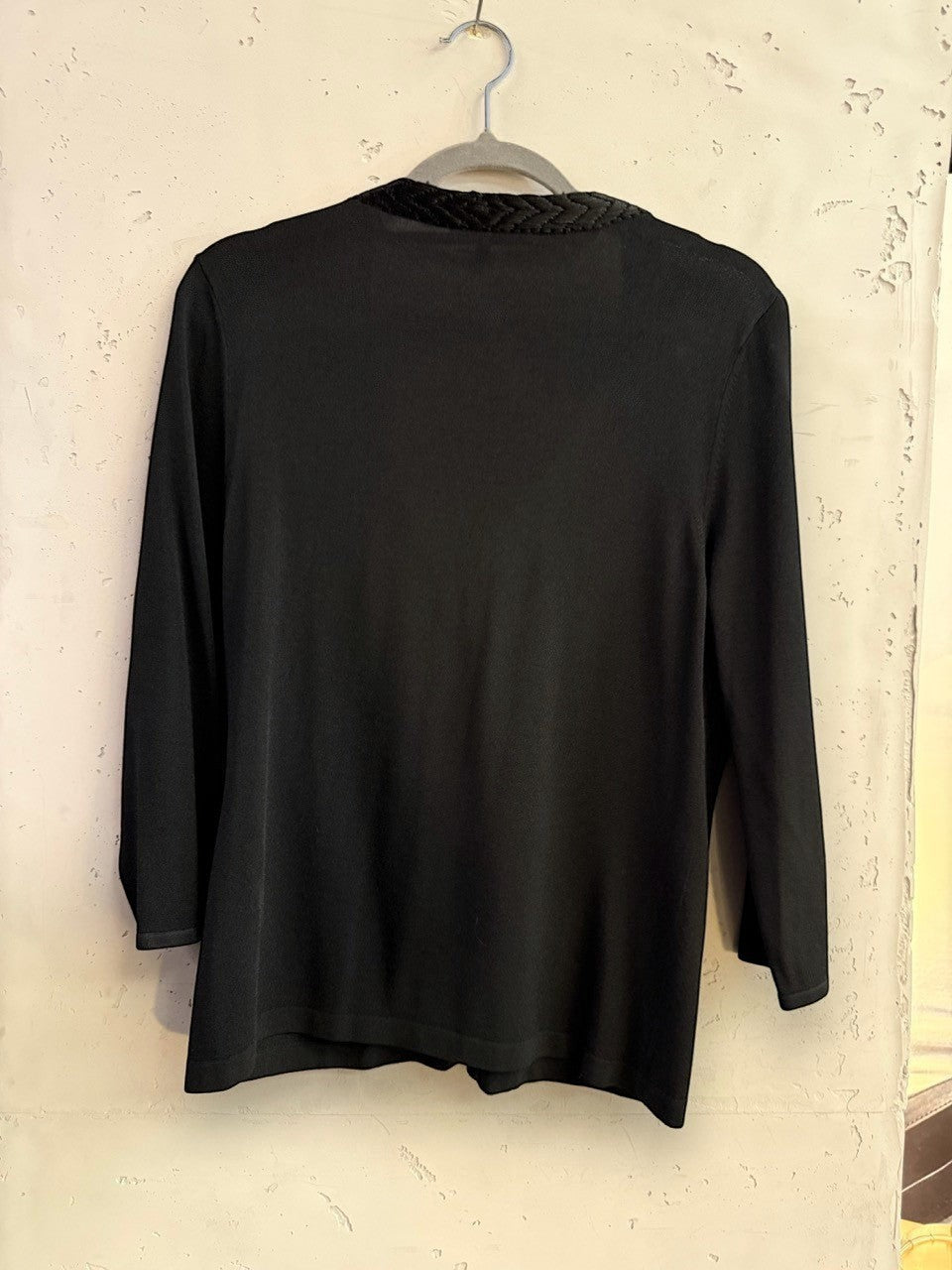 BERLIN VINTAGE CORNER black fine knit cardigan with braided neckline and velvet trim, three-quarter sleeves.